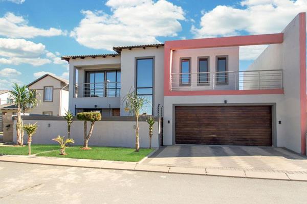 This lovely  double-story, 4 bedroom, 3.5 Bathroom home in Blue Hills Midrand is ready ...