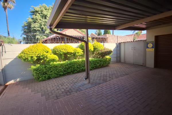 3 bedrooms, 1 bathroom, kitchen, dining and lounge
Double garage
Double carport
Laundry 
Lapa
Garden
Store room
Wendy
Servant ...