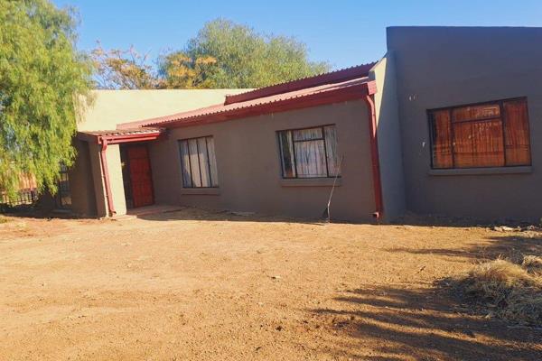 Are you looking for a spacious family home in the heart of Botshabelo? Then look no further! This charming 4-bedroom property offers ...