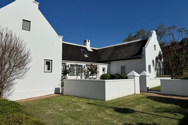 Make your end of year holiday here at Fancourt 
Enjoy a relaxing time in this fully furnished home.

3 bedrooms all En suite ...