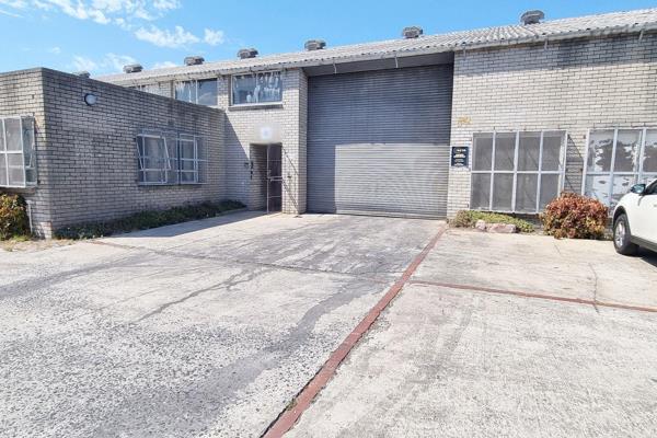 Gated and secure business complex with its entrance on Celie Road, just next to the Builders Warehouse in Tokai/Retreat.

-Large double ...