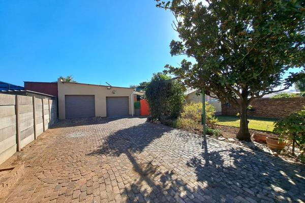 Look at this stunning, property, situated in Booysens with a huge stand. Close to all major highways, churches, schools, hospitals ...