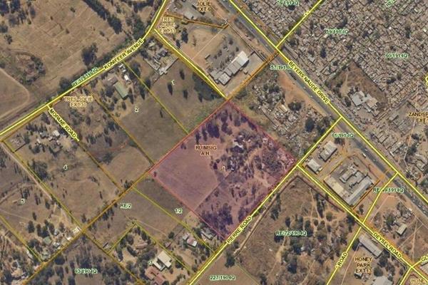 Discover your dream investment in the heart of Ruimsig! This prime piece of land offers ...