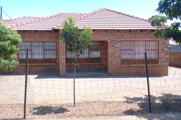 A 3 bedroom en suite face brick house for sale in Soshanguve block IA. It offers a kitchen, dining room, bathroom on the passage. It is ...