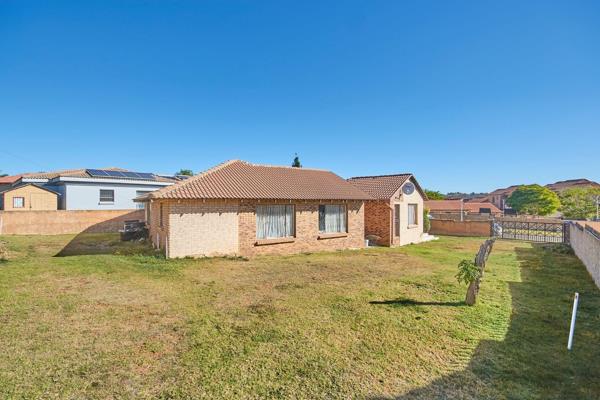 A not-to-be-missed family home with great potential situated in Noordwyk. Within access to the N1 highway and proximity to shops, and ...