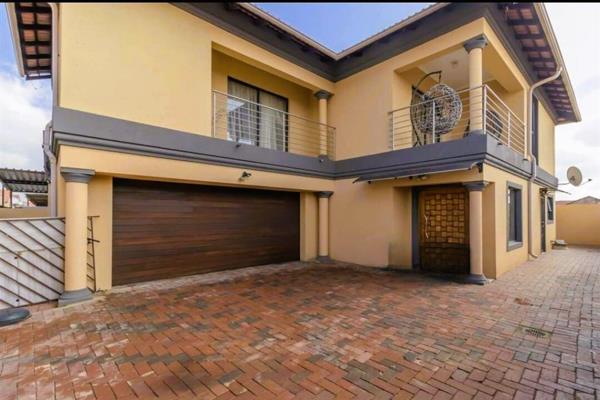 Experience luxurious living in this modern  double storey home, perfect for families of all sizes. Located in Sharon Park Lifestyle ...