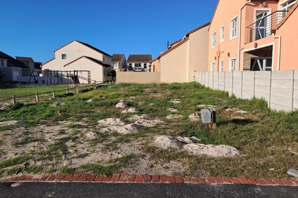 One of the last remaining vacant plots in this security estate. This 154sqm plot is situated in the Duiker Gate complex in Muizenberg. ...