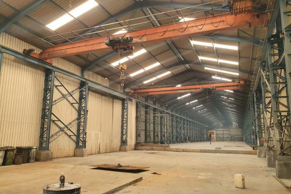 This rectangular factory offers two 10 ton cranes with approximatly 6.5m under hook ...