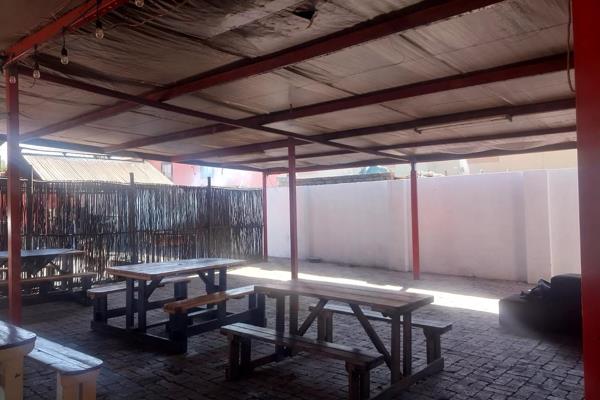 It is a great investment opportunity. 

Pub and grill with a car wash and braai area. 
Ladies and gentlemen toilets. 

Lots of ...