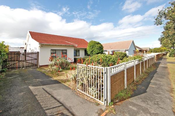 In the ever sought after Allenby Drive, this charming family home is ready for a new chapter. 
The sunny entranceway sets a welcoming ...