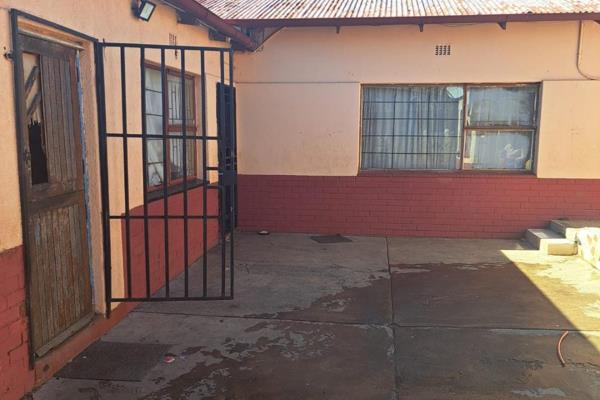 Room to Rent in Glenesk

Location: 13 Glennvon Road, Glenesk 2190

Rent: R3000 per ...