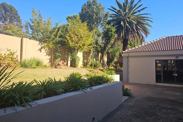 Welcome to this elegant family home, nestled in the highly sought after boomed area of Sunnyrock, offering 24-hour security for your ...