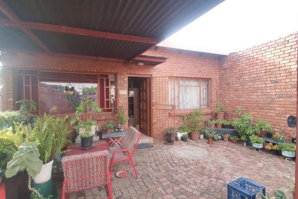 Beautiful move in and stay property in Daspoort.
You will be surprised with a beautiful sparkling blue swimming pool, very private ...