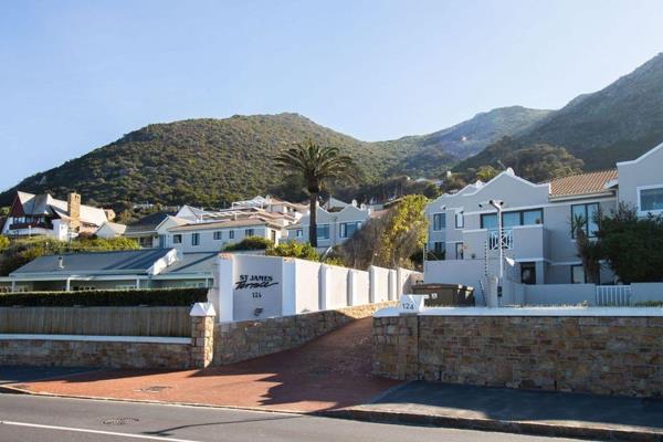 Your very own Pied a Terre just a stones throw from vibey Kalk Bay and popular Dalebrook tidal pool! Simply the ideal scale down, lock ...