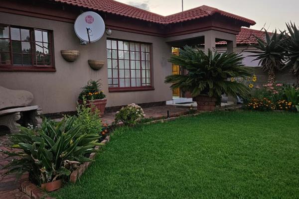 2 bedrooms, 2 Bathrooms, Kitchen Lounge, Dining room
2 Garages
You will get an Emfuleni bill for water, surcharges and for ...