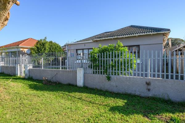 A lovely and sunny 3 bedroom home, situated in Colin Street. In need of some TLC. This ...