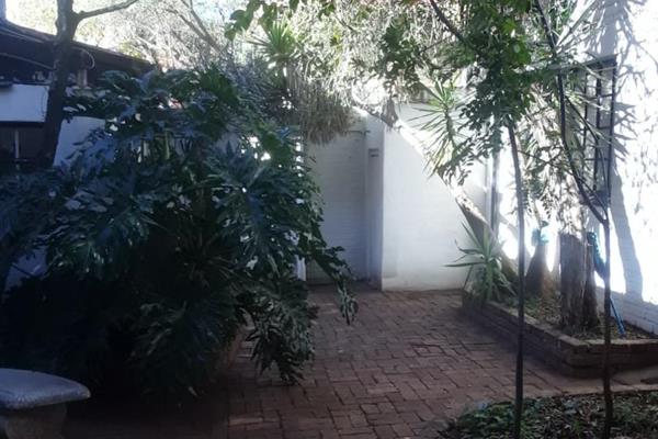 This spacious and secure alarmed home is conveniently located just a short distance from Louis Botha Avenue. The property features a ...