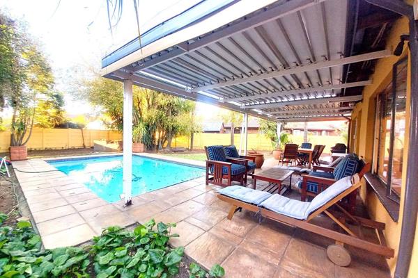 If space is what you’re looking for, then look no more.

This family home has a spacious yard offers the following features:
-	4 ...