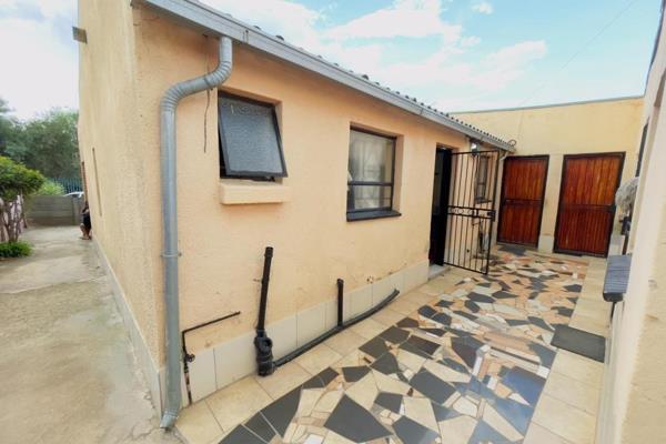 Heres a 3 bedroom house up for grabs in Rabasotho
The interior has 3 beautifully sized bedrooms, a spacious lounge and neat dining and ...