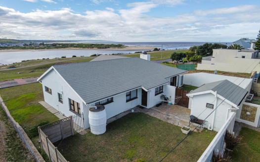 6 Bedroom House for sale in Stilbaai Wes