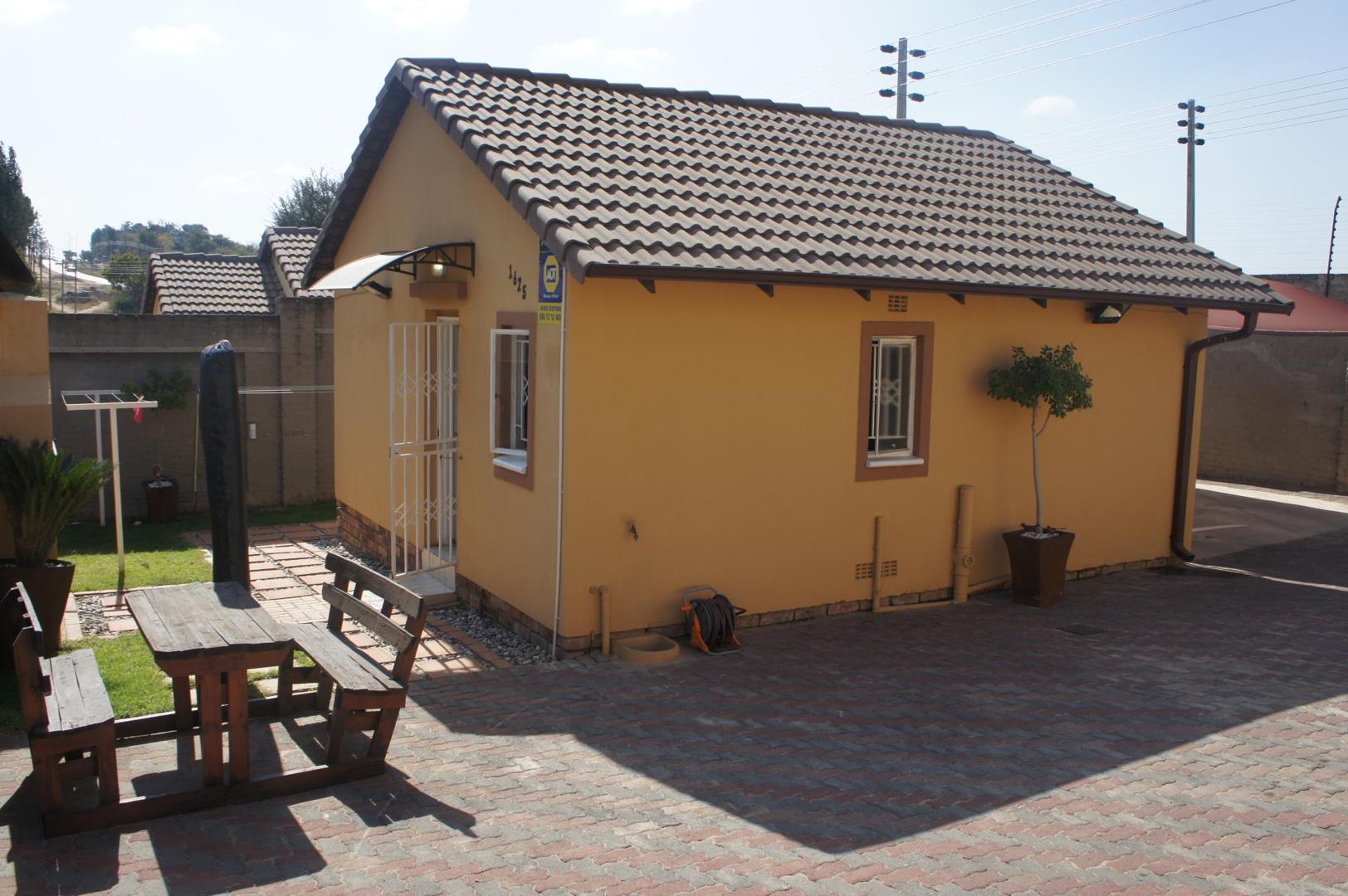 2 Bedroom House for sale in Bloubosrand - P24-114526801