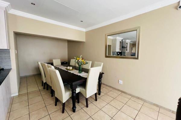 Welcome to this stunning 4 bedroom Freehold property in the desirable Jackaroo Park neighborhood of Witbank. This home boasts a ...