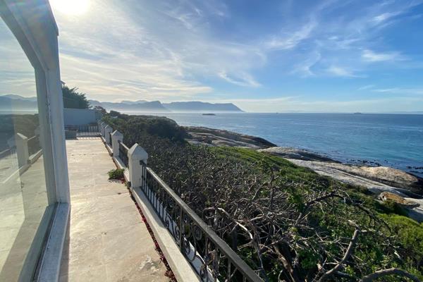 SOLE MANDATE
You can&#39;t get closer to the sea. This massive villa is built between the golf course and the ocean with direct access ...