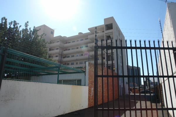 Two bedroom, one bathroom flat with a fantastic location.  Walking distance to CBD, hospital, Sol Plaatje University, public transport ...