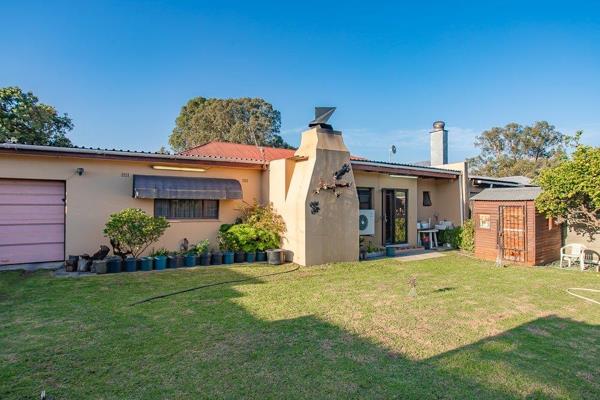 Sole Mandate.
This property is situated in Southern Paarl close to Paarl Mall and the N1.
It offers three spacious bedrooms, two ...