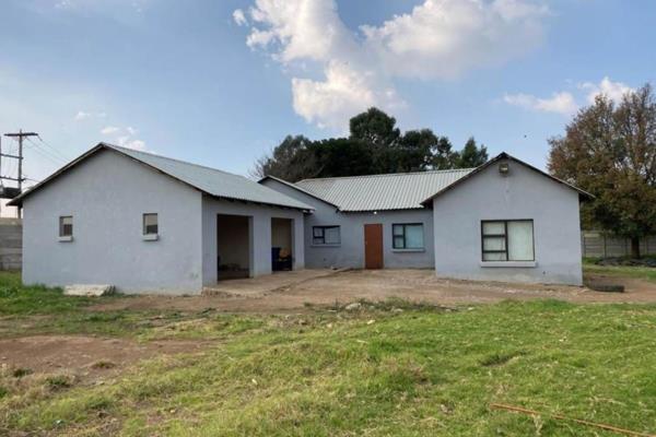 Exceptional opportunity with this 1.6-hectare smallholding located in Lilyvale AH, Benoni. Ideal for a trucking company, small-scale ...