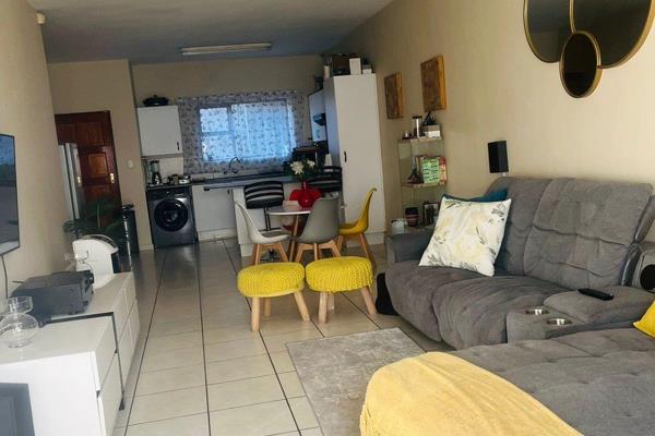 This unit offers 2 bedrooms, 2 bathrooms, open plan kitchen and living areas, carport.  Tiled throughout.  Pool in complex.  River ...