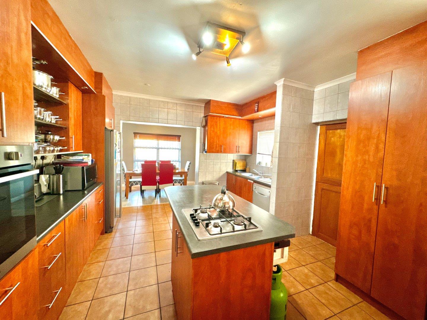 3 Bedroom House for sale in Grassy Park P24114532279