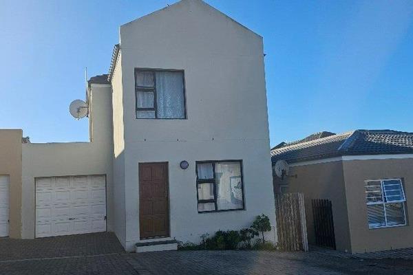 Perfect house for a beginner couple to buy your first house!

This duplex house offers ...