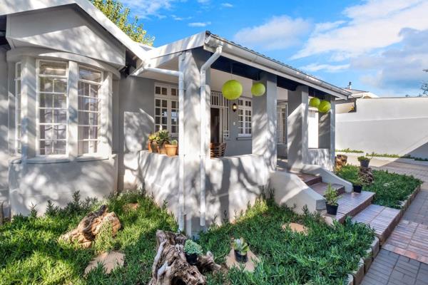 This property in Melville offers a blend of modern amenities and classic charm. Situated in a vibrant neighborhood, it boasts a fully ...