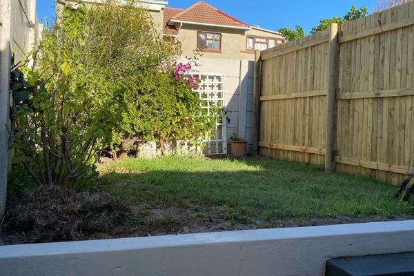 Open-plan garden cottage located in an ideal street, close to beaches and a variety of ...