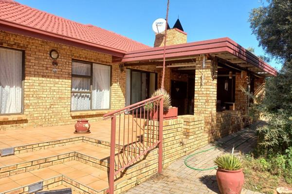 Beautiful 3 bedroom house in a very safe nature reserve of a very popular golf course in Parys. Enjoy the tranquility of nature with ...