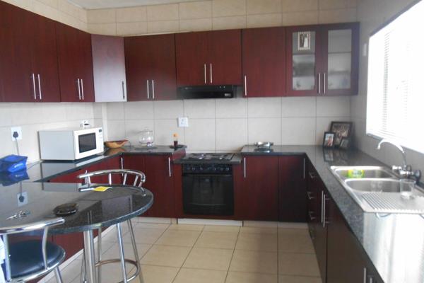 Step into this Mezmerising Pent house situated on Durban`s Fine Prime  Esplanade.  In Pristine conditionand with 180 degree ...