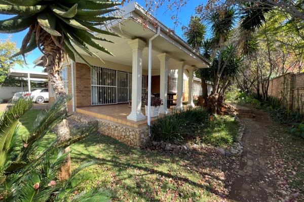 Centrally located between the Menlopark - Hazelwood hub.
Traditional family home with a separate potential flatlet, studio or home ...