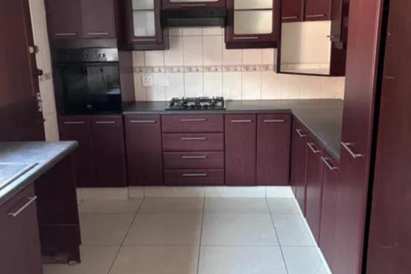 3 bed townhouse in Randpark ridge
Complex living 

3 Bedrooms
2.5 Bathrooms
Kitchen
Lounge/Dining room
Newly done wooden ...