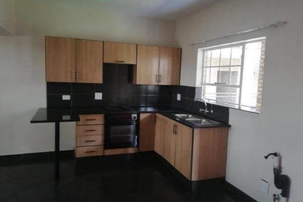 2 bedroom ground floor flat to rent :

Offering :
2 bedrooms
0pen plan lounge and kitchen with fitted cupboards.
1  bathroom
1 ...