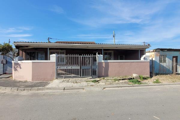 This three-bedroom house is located in the Y Section of Site B in Khayelitsha.
An Exclusive and Sole Mandate.
 
The house consists ...