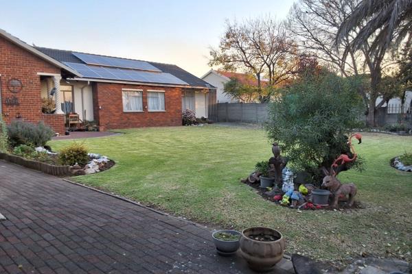 Family home with 4-bedrooms and lots of extras on a stand of 900 sqm in a quiet area of Secunda.
Lounge, dining room and a family room ...