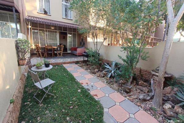 A nice home with 2 bedrooms 1.5 bathrooms kitchen and family room 
Pet Friendly
Garden ...