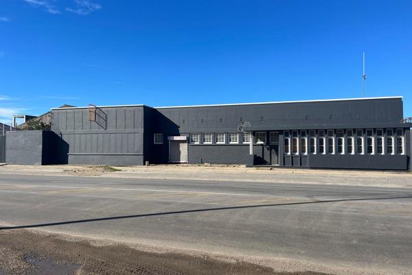 This spacious warehouse, measuring 1,590 sqm, is available for lease in a secure ...