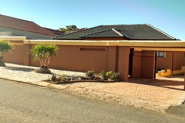 This beautiful spacious house in Azaadville consists of:
Three well sized Bedrooms with BIC
Two Bathrooms
Entrance Hall
Open Plan ...