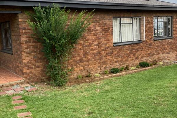 One bedroom apartment suitable for a young couple available for rent.
*Separate bedroom ...