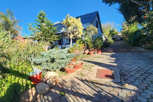 Discover a golden gem in the North of Oudtshoorn! This charming property features 3 spacious bedrooms and 1 modern bathroom, perfect ...