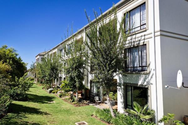 Well-situated and close to all amenities (Kloof hospital, shopping centre, easy access to Highway). 

Unit consists of spacious ...