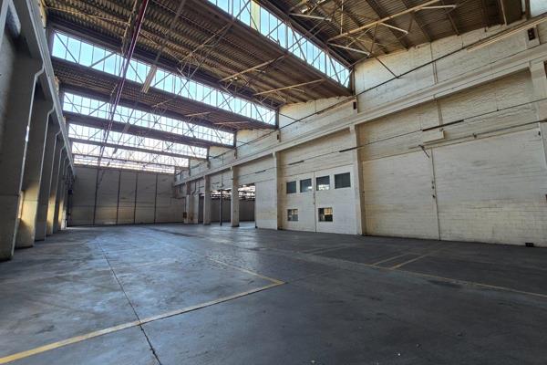 Large warehouse in a secure industrial park. Exceptional height with superlink access ...