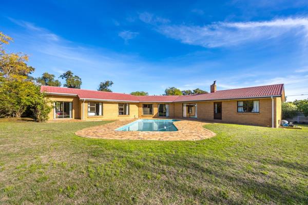 Family home with Flatlet in Tara/ Durbanville. Exclusive mandate ! Situated in calm and serene neighborhood with endless possibilities ...